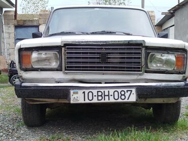 запчасти на форд фокус 1: VAZ 2107, ağ rəng, sedan kuzov. AZ dövlət nömrə nişanı: 10-BH-087