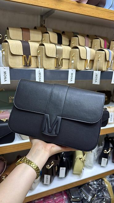 Torbe: Ženska torba MONA – elegantna crossbody/ramena torba sa zlatnim “M” — 11