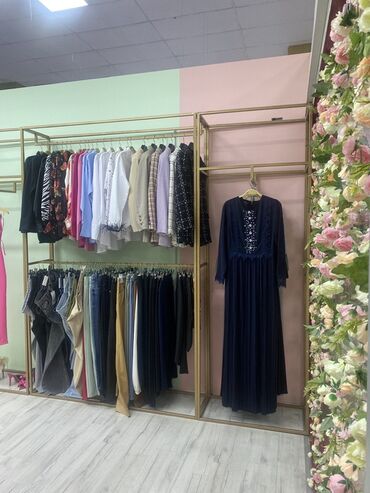 Бутики: Сдаю Бутик, 22 м², Дордой Плаза, С ремонтом, Действующий, С оборудованием — 2