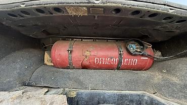 крепления запасного колеса: Audi 100: 1991 г., 2.3 л, Механика, Газ, Седан — 6