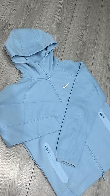 Светло-голубое худи Nike - Цвет: небесно-голубой - Крој: свободный, с