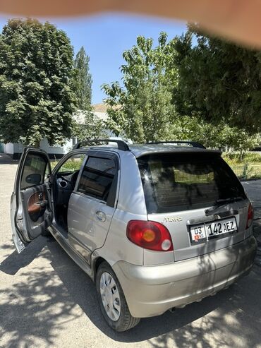 аренда авто ош матиз без залога: Серебристый хэтчбек Daewoo Matiz с пятью дверями, оснащенный багажными