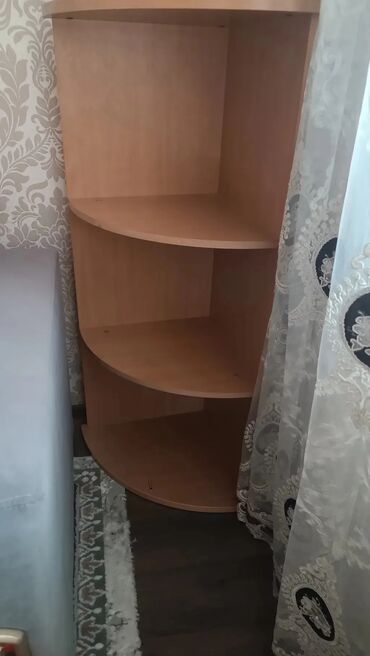 Полки для обуви: Элегантная угловая полка из светлого дерева с тремя вместительными — 7