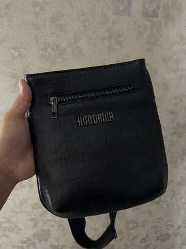 золотая цепочки: Сумка через плечо HOODRICH,состояние б/у - Цвет: черный, матовый. -