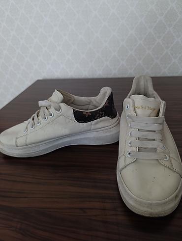 Krasofkalar və idman ayaqqabıları: Ağ rəngli unisex idman ayaqqabısı - Model: “Nafei Maikun” yazılı ağ — 2