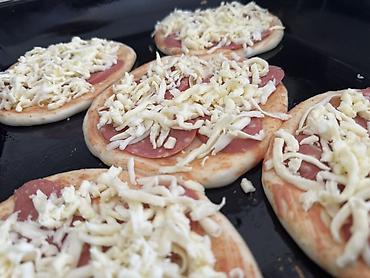 Готовые блюда, кулинария: Мини-пиццы с колбасой и сыром - Формат: небольшие круглые порции — 5