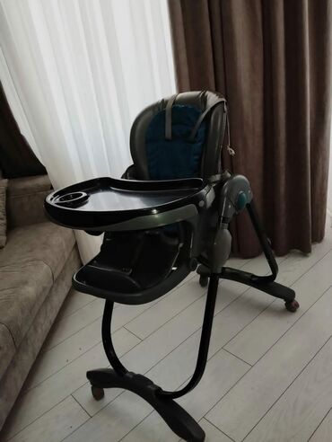 Yemək masaları, oturacaqları: Uwaq qidalanma masasi. Hec bir problemi yoxdu. Qiymet 65 azn. Unvan