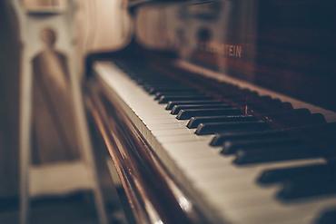 moderan web sajt: Privatni časovi muzike (solfeđo, teorija, klavir) Zovem se — 1