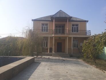 снять дом на сутки: 2 mərtəbəli həyət evi - Geniş həyət və dekorativ daşla döşənmiş giriş