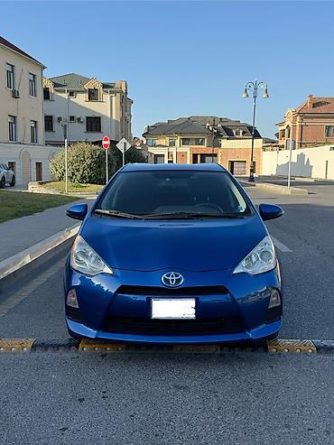 Scion: Toyota Prius C – mavi rəngli, 5 qapılı hibrid hetçbek. Əsas — 4