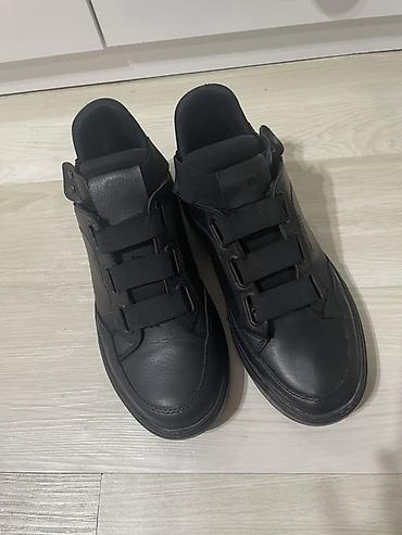 amor: Qara rəngli kişi/kadın idman ayaqqabısı - Stil: Minimal, tam qara — 2