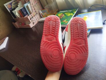 спортивные костюмы для женщин: Мужские кроссовки, 37, Nike, Б/у, цвет - Красный, Платная доставка, Самовывоз