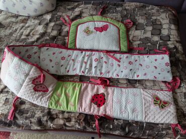 детская кроватка с мягкими бортиками: Продаю бортики на детскую кроватку. В отличном состоянии