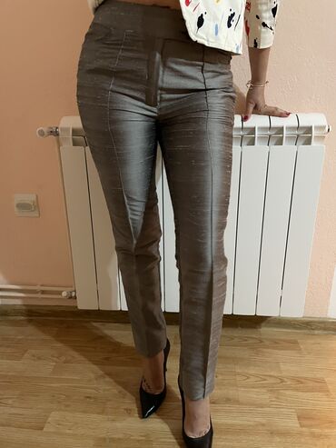 crna kosulja i sive pantalone: M (EU 38), Normalan struk, Ravne nogavice