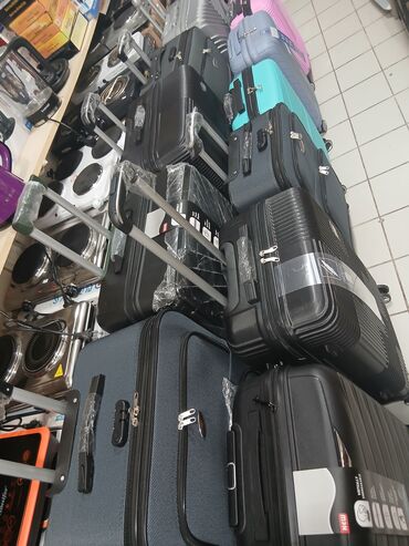 Çamadanlar: Dörd təkərli səyahət çantası, möhkəm materialdan hazırlanmışdır və — 7