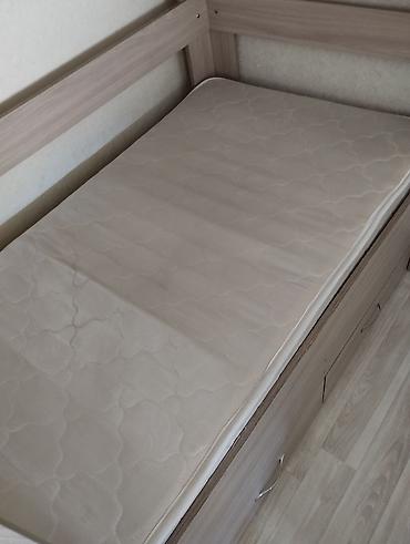 bunk bed: Двухъярусная кровать из ЛДСП в светлом древесном оттенке — 2