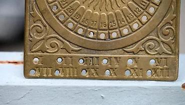 Ostali antikviteti: Antikni Veliki Večiti Mesingani Kalendar Bog Sunca Sedef dug. Vintage — 8
