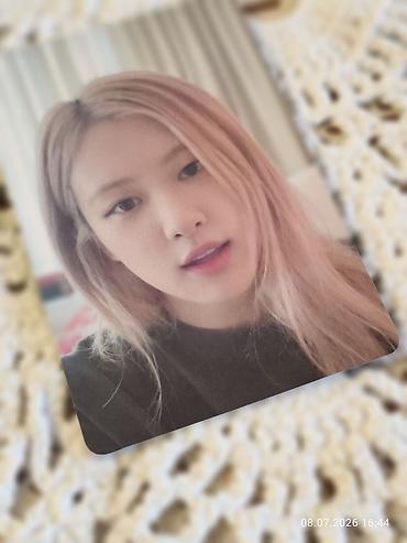 BLACKPINK rəsmi fotokartı – Rosé - Ön tərəf: Rosé-nin portreti