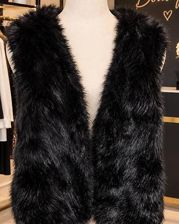 Crni krzneni prsluk elegantnog i upečatljivog izgleda. Model je bez na lalafo.rs Crni krzneni prsluk elegantnog i upečatljivog izgleda. Model je bez