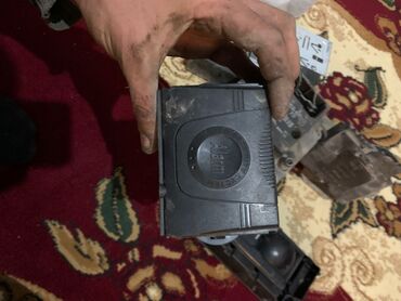 Maqnitofonlar: Bosch avtomobil maqnitofonu (head unit) üçün əsas blok və metal montaj — 16