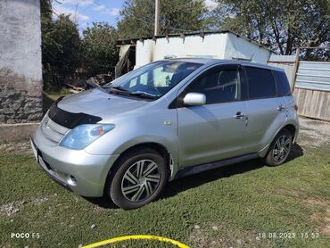 тенты на авто: Серебристый автомобиль Toyota Ist. Модель имеет компактный кузов с
