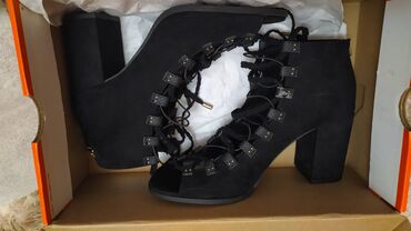 Γυναικεία είδη Υπόδησης: Παπούτσια.
Καινούργια, αφόρετα.
Πολύ άνετα, μέγεθος 38 — 9