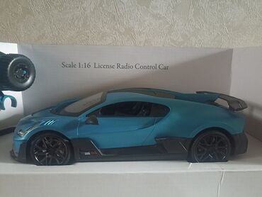 игрушка 18: Bugatti Divo на радиоуправлении и ещё 3 металлические машинки в