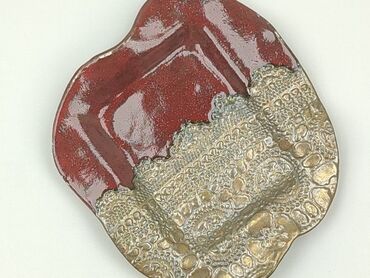 Ceramiczna popielniczka w kształcie nieregularnego liścia, utrzymana w