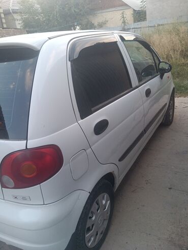 дево матис: Daewoo Matiz, белый пятидверный хэтчбек. Основные особенности: -