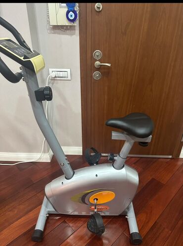 Əlcəklər: Bu stasionar trenajor velosipedi evdə məşq etmək üçün ideal vasitədir