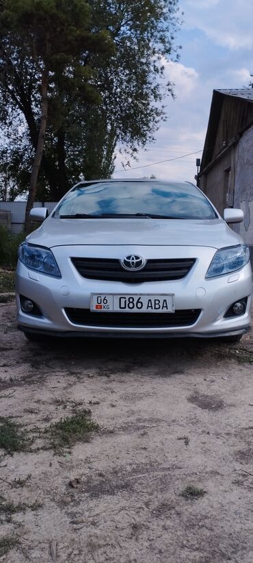 хундай салярис 2015: Серебристый седан Toyota Corolla с четырьмя дверями, оснащенный
