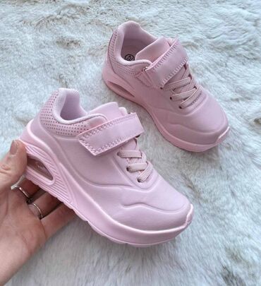 Patike: Veličina - 34, Vodootporne — 18