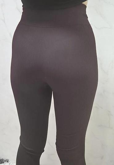 Helanke, biciklistički šortsevi: Ženske helanke tamne boje sa rebrastom teksturom. Karakteriše ih visok — 9