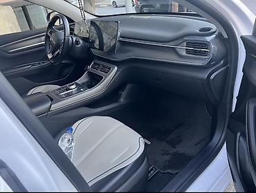 byd acar: BYD sedan – ağ rəng, müasir dizayn və aerodinamik kuzov.Taxşı — 9