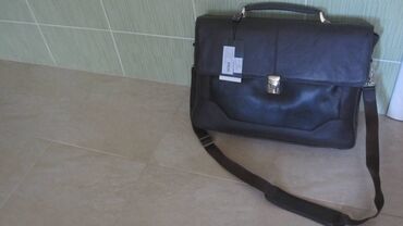 torbe za laptop: Na prodaju nova, original, kozna poslovna torba za muskarce. Boja