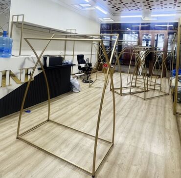 витрины для обуви: Напольные металлические стойки для одежды (торговое оборудование) -