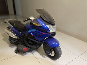 uşaq maşınlar: Mavi rəngli uşaq elektrik motosikleti, uşaqlar üçün nəzərdə
