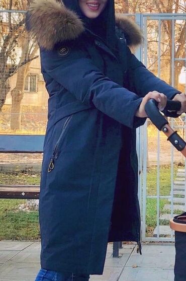 длинное трикотажное платье с капюшоном: Женская зимняя парka с меховой отделкой - Длина: до середины голени