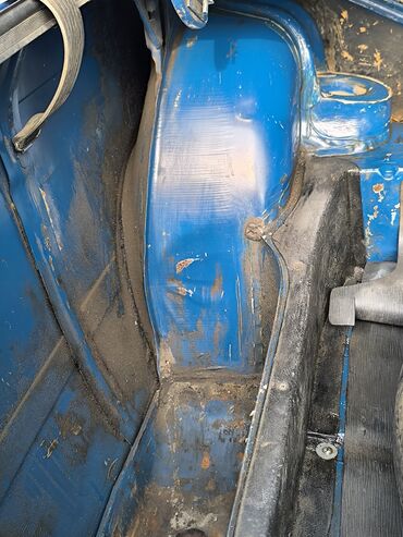 VAZ (LADA): VAZ 2107, mavi rəngli sedan Xüsusiyyətlər: - Kuzov: sedan, klassik — 17