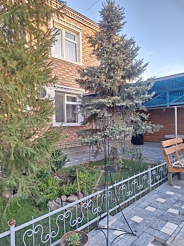 Продажа коттеджей и домов: Продаём добротный двухуровневый дом в селе Ленинское. По второй линии — 27