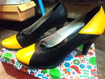 женская бу обувь 38 размера: Туфли 38, цвет - Черный