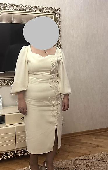 Zərif krem rəngli midi don - Model: bədənə oturan, dizdən bir qədər