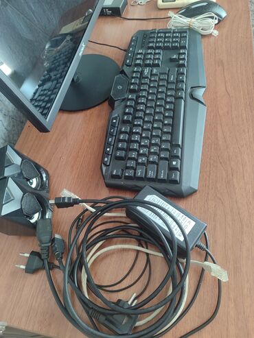 Stolüstü kompüter satılır Monitor radex, klaviatura frishby, mouse
