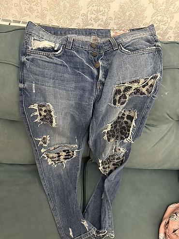 Kişi geyimləri: - Məhsul: Cins şalvar (2 ədəd dəst kimi göstərilib) - Material: Denim — 1
