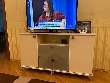 TV altlığı: TV stendi / media konsolu - Rəng: krem korpus, orta hissədə açıq boz — 1