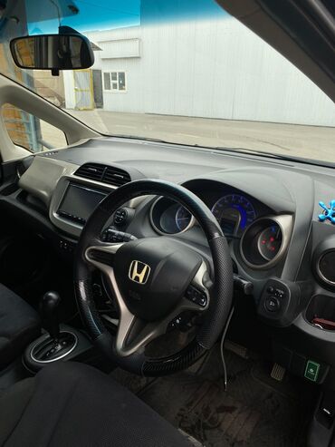 хентай акцент: Honda Fit: 2011 г., 1.3 л, Вариатор, Гибрид, Хэтчбэк