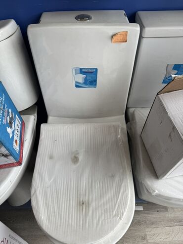 Mətbəx kranları: Ağ rəngdə quraşdırılmış seramik tualet, yığcam dizaynı ilə kiçik vanna