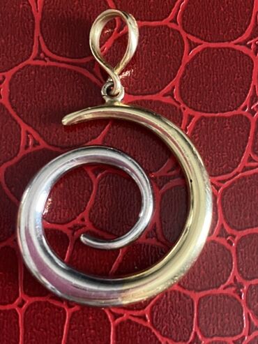 qaçış üçün qadın krosovkaları: İkirəngli spiral asma (kulon) - Dizayn: İkiqat spiral forma – xarici