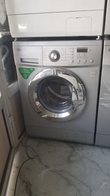 Ön yükləməli LG paltaryuyan maşın, gümüşü rəngdədir və müasir