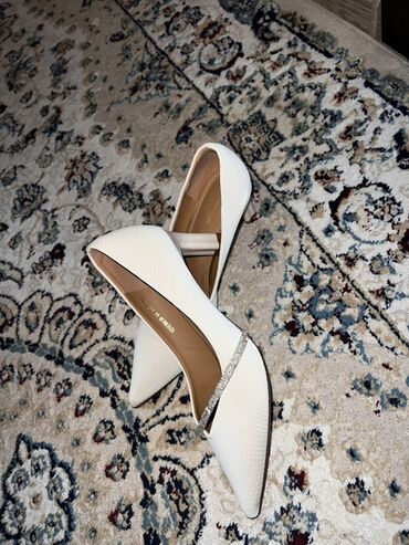 туфли новая не одевала не разу: Brend: Tamido Collection Model: Klassik nasos tipli qadın tuflisi -